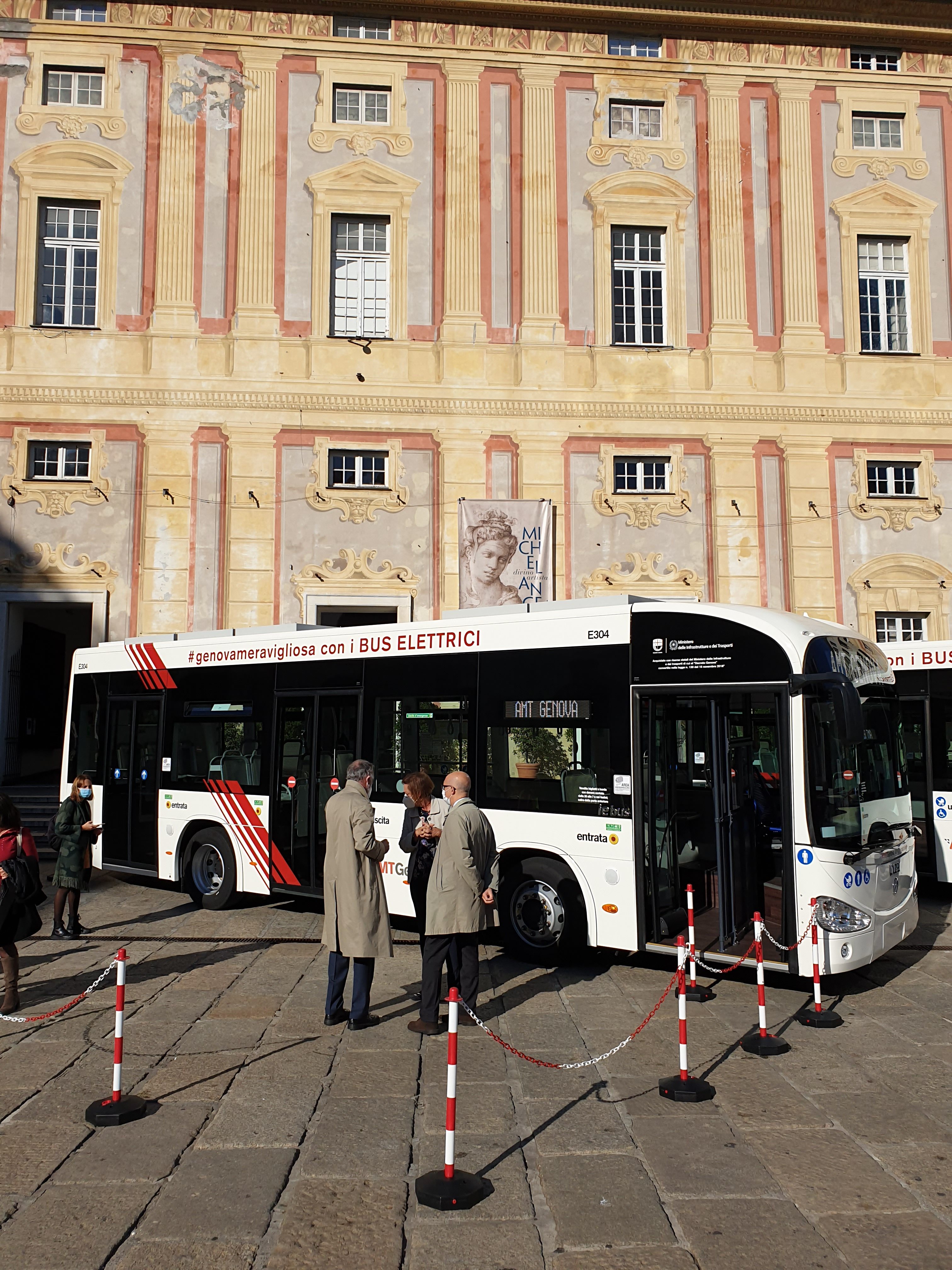 Gli Irizar i-e bus debuttano in servizio nella splendida cornice di Genova.