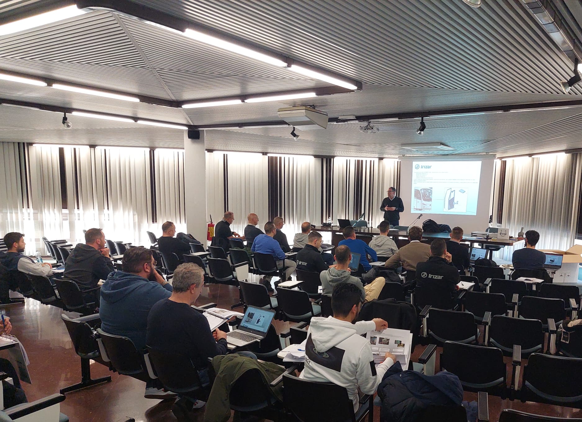 CORSO IRIZAR i6S Efficent
